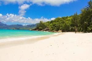 landskap av skön tropisk strand på seychellen ö foto