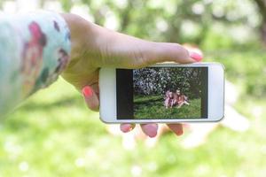 närbild telefon bakgrund av två söt liten flickor foto