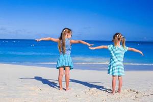 liten förtjusande flickor på sommar semester på tropisk strand foto