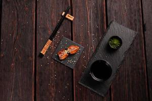 japansk sushi unagi nigiri sushi rökt ål på trä- bakgrund topp se foto