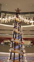 stjärna topp av jul träd dekoration och ljus på de köpcenter. foto