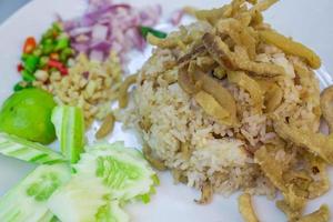 stekt ris, sprakande, thailändsk mat foto