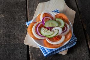 färska grönsaker på träbakgrund foto