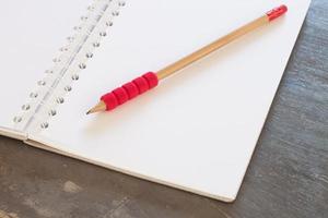tom anteckningsbok med penna på en grå bakgrund foto