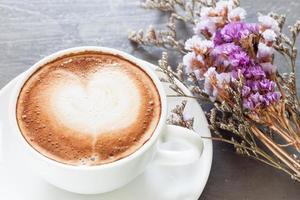 närbild av en latte och blommor foto