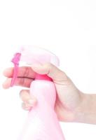 hand som håller en rosa sprayflaska foto