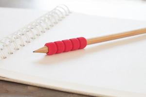 närbild av en röd penna på en anteckningsbok foto