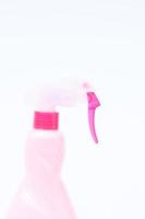 närbild av en rosa sprayflaska foto