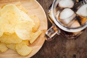 ovanifrån av chips med en iskola foto