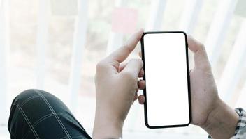 kvinna som rymmer en smart telefon för blank skärm foto