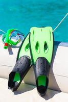 mask, snorkel och fenor för snorkling på båt foto