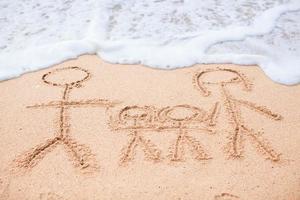 familj av fyra teckning på de strand foto