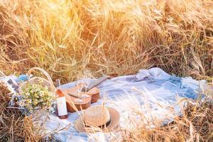 närbild av picknick på natur i vete fält. foto