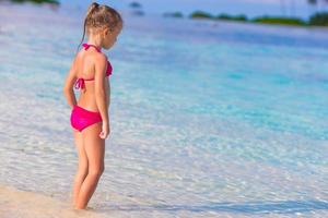 bedårande liten flicka på stranden under sommarlovet foto