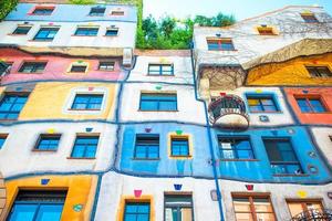 hundertwasser hus med en trädgård övervåningen i Wien, österrike foto