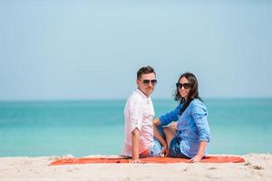 ung par på vit strand under sommar semester. foto