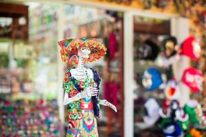 färgrik traditionell mexikansk keramik siffror på de gata marknadsföra foto