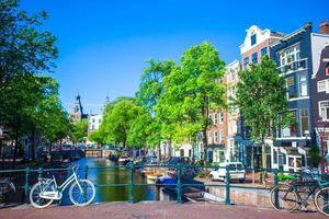 skön kanal och traditionell Cyklar i gammal stad av amsterdam, Nederländerna, norr holland provins. foto