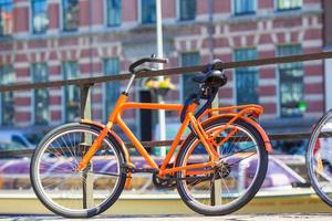 cyklar på bron i amsterdam, Nederländerna foto