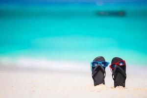 bedårande liten flicka på stranden under sommarlovet foto