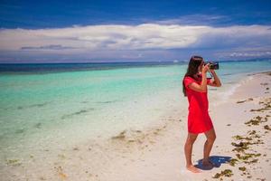 ung kvinna fotograferad skön marinmålning på tropisk strand foto