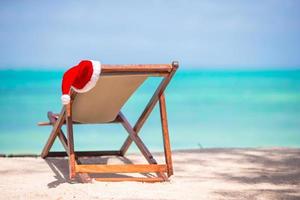 jul på de strand - stol med santa hattar på hav. jul semester begrepp foto