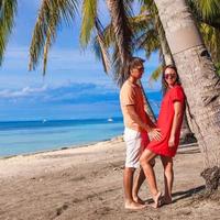 stänga upp romantisk par på tropisk strand nära handflatan träd i filippinerna foto