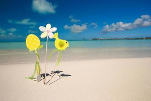 påsk dekorationer på en bakgrund av tropisk strand foto