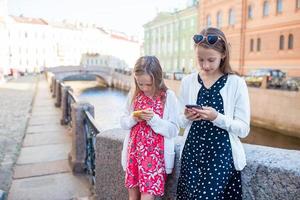 barn på de sommar vid vatten i helgon petersburg foto