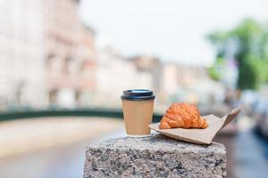 traditionell frukost av kaffe och färsk croissant utomhus foto