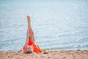 bedårande liten flicka på stranden under sommarlovet foto