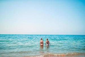 förtjusande liten flickor har roligt på de strand foto