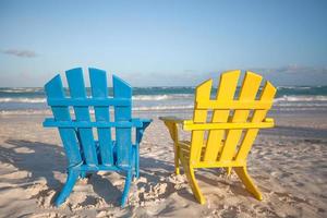 strand trä- stolar för semester och sommar utflykter i tulum, mexico foto