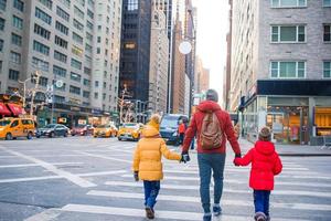 familj av far och liten barn på gånger fyrkant under deras semester i ny york stad foto