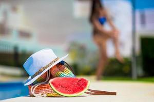 sommar begrepp- gott vattenmelon, sugrör väska och juice nära slå samman utomhus- bakgrund ung kvinna foto
