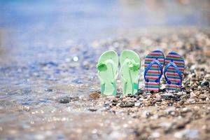 barn flip flops på strand i främre av de hav foto