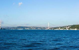 små fartyg i bosporus sund i Kalkon foto