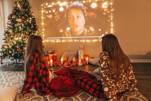 skön tonåring flickor tittar på ny år film på jul eve foto