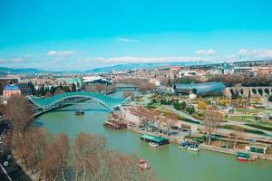 tbilisi stad panorama. gammal stad, ny sommar rike parkera, flod Kura, de europeisk fyrkant och de bro av fred foto