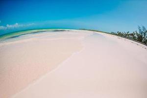 idyllisk tropisk strand i karibiska med vit sand, turkos hav vatten och blå himmel foto