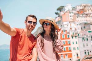 turister ser på naturskön se av riomaggiore, cinque terre, liguria, Italien foto