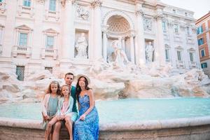 Lycklig familj nära fontana di trevi med stad Karta foto