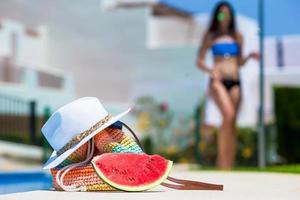 närbild flicka i hatt och solglasögon med vattenmelon avkopplande nära slå samman foto