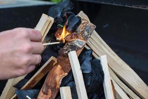 närbild skott av öppen camping brand för utegrill foto