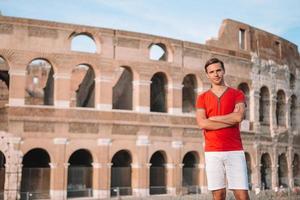 Lycklig familj i Europa. man i rom över coliseum bakgrund foto