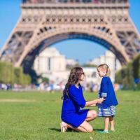 franska sommar högtider, resa och människor begrepp - Lycklig familj i paris bakgrund eiffel torn foto