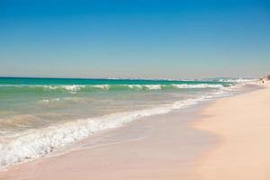 perfekt tropisk strand med turkos vatten och vit sand foto