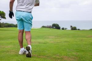 närbild av en man spelar golf foto