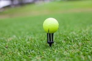 golf boll på tee i en skön golf klubb foto