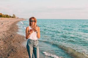 utomhus- mode porträtt av eleganta kvinna på de strand. foto